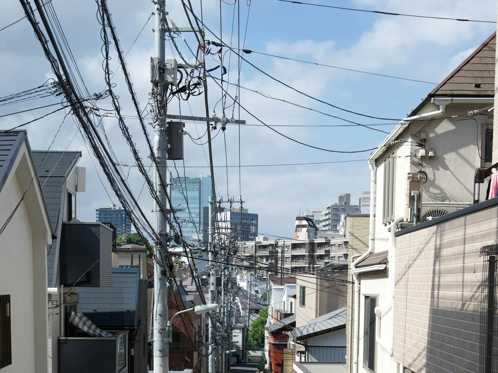 電線のある住宅街の坂道